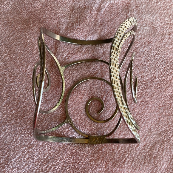 HAMMERED DESIGN CUFF BRACELET - Picture 5 of 6